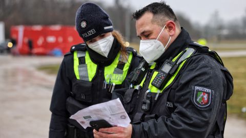 Specialists to traffic police officers - checking documents