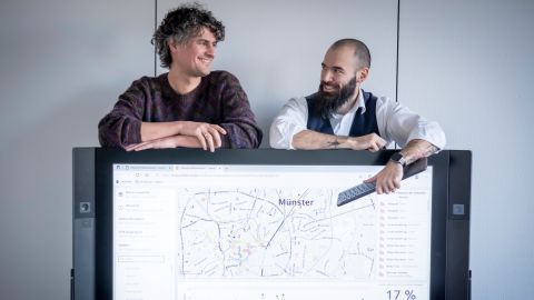 Jannis Heil (links) und Kai Seidensticker vom LKA haben die Kriminalitätsschwerpunkte in Münster mit Dashboards transparent gemacht.