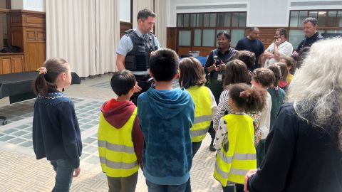 Kindergartengruppe in der Polizeiwache Paris MItte