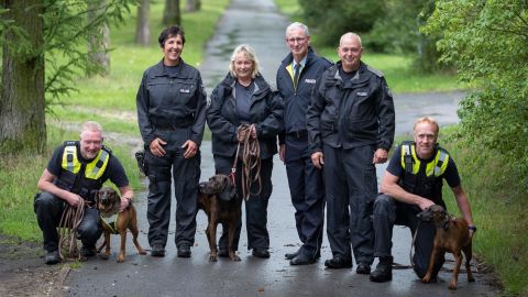 The sniffer dog handler team is a close-knit group: from left to right Rainer Hergarten, Nicole Höpfner, Christine zum Bruch, Head of Department Martin Stroop, Wolfgang Fischer and Arne Hoffmann.