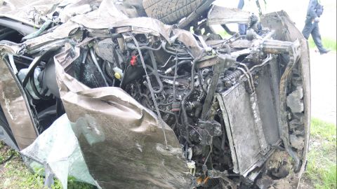 Komplett zerstörtes Auto nach einem Verkehrsunfall