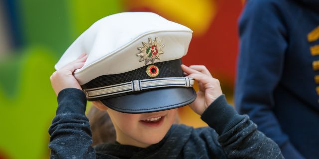 Kleine Kinder - große Mützen