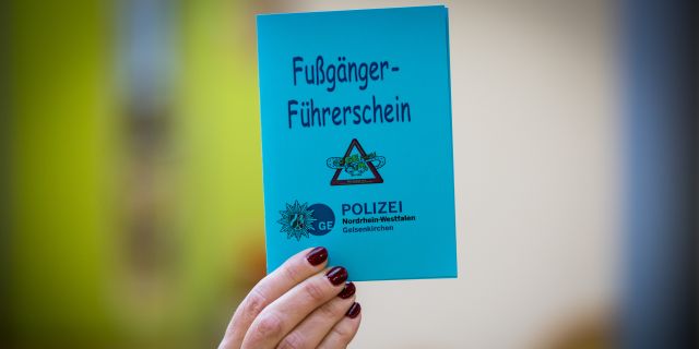 Gemeinsam mit Kindern, Eltern und Erziehern erarbeiten die Polizeibeamten das sichere Verhalten im Straßenverkehr. Am Ende gibt es dafür einen "Fußgängerführerschein."
