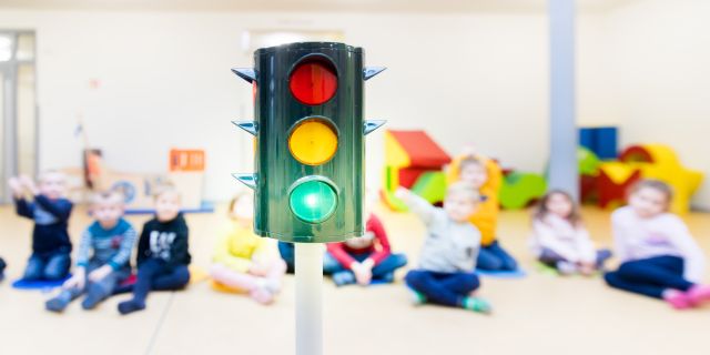 Anhand der kleinen Ampel können Fahrbahnüberquerungen simuliert werden