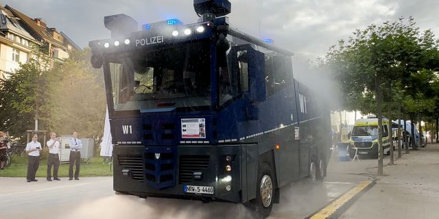 Der Wasserwerfer der Polizei Wuppertal zeigt wieviel Power in ihm steckt.