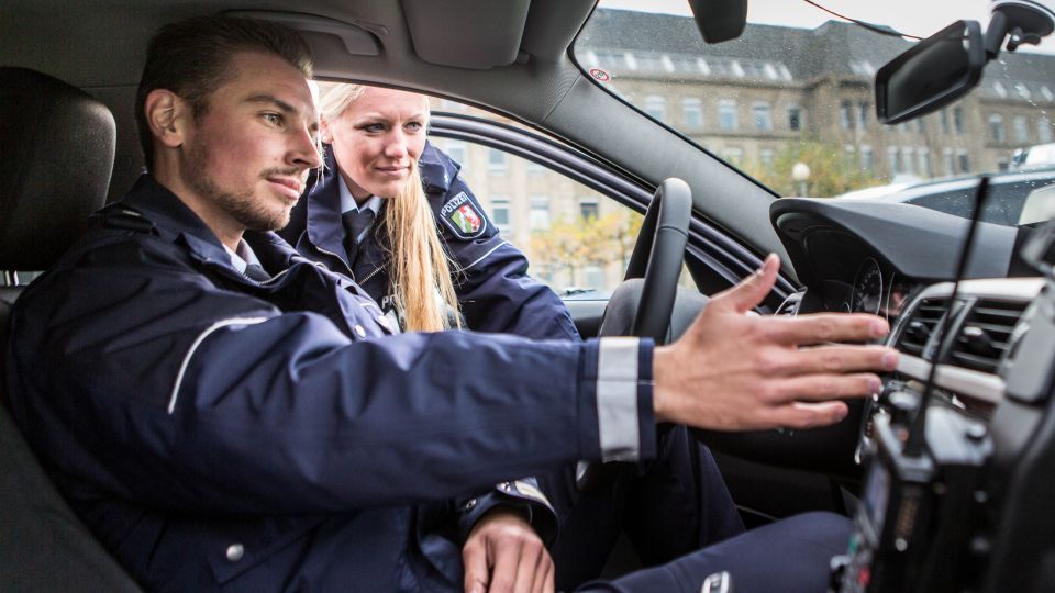 Innenaufnahme des aktuellen Funkstreifenwagens der Polizei NRW