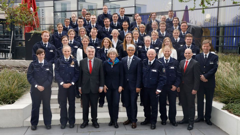 Innenminister Herbert Reul, Polizeipräsidentin Ursula Brohl-Sowa und Oberbürgermeister Ashok Sridharan ehrten 50 Athletinnen und Athleten aus 22 Polizeibehörden.