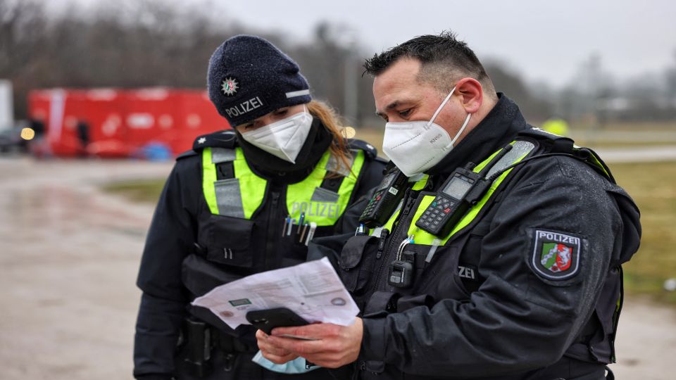 Specialists to traffic police officers - checking documents