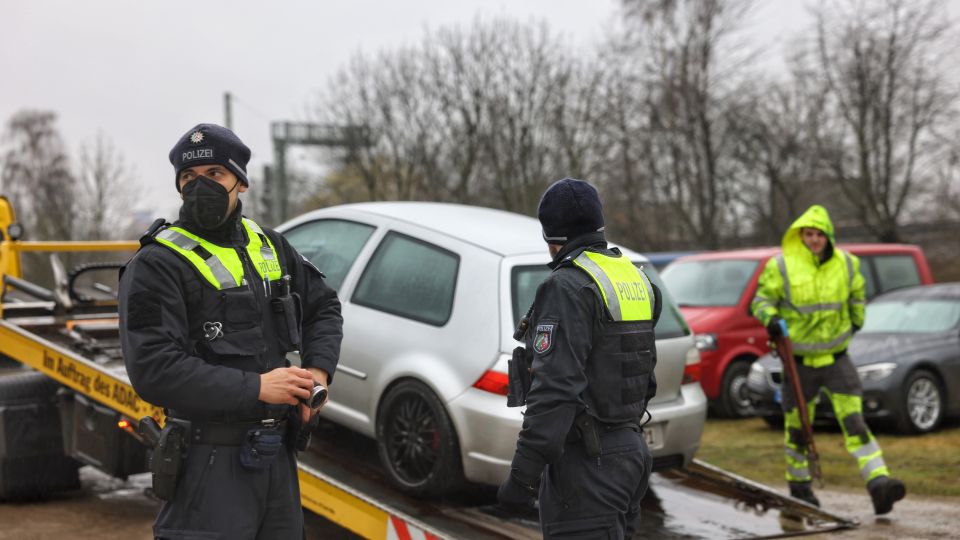 Specialists to traffic police officers - seizure of a vehicle