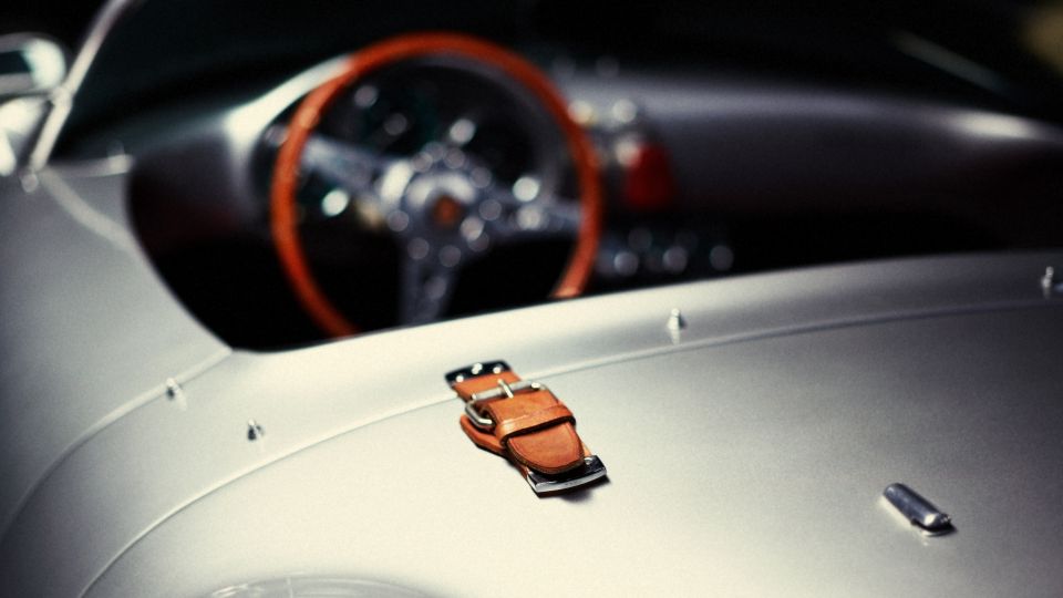Oldtimer-Cabrio vom Heck in den Innenraum fotografiert