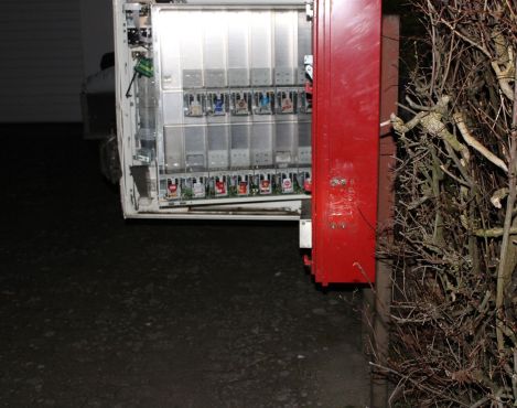 Aus diesem in Preußisch Oldendorf-Getmold aufgestellten Automaten wurde das Bargeld und die Zigarettenschachteln entwendet. Foto: Polizei Minden-Lübbecke