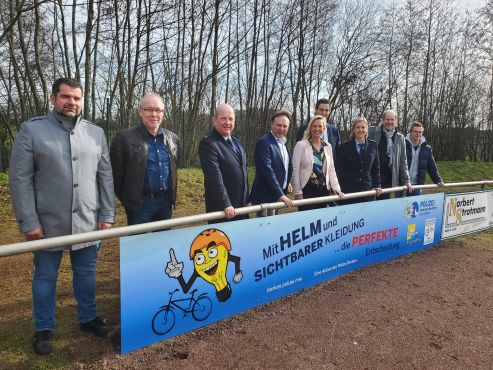 Bei der Präsentation des Projekts auf dem Platz des VfL Ramsdorf (von links): Alexander Koob (TuS Velen, Geschäftsführer), Jürgen Höing (TuS Velen, Platzleiter), Polizeioberrat Frank Schulz (Kreispolizeibehörde Borken, Leiter Direktion Verkehr), Dr. Kai Zwicker (Landrat des Kreises Borken), Dagmar Jeske (Bürgermeisterin Velen), Dominik Hummels (VfL Ramsdorf, Vorstand Kommunikation), Polizeihauptkommissarin Heike Kormann (Kreispolizeibehörde Borken, Leiterin Verkehrsunfallprävention/Opferschutz), Dr. Thomas 