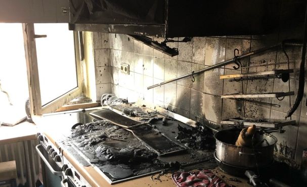 Das Foto zeigt die durch den Brand stark beschädigte Küche. Foto: PP Dortmund