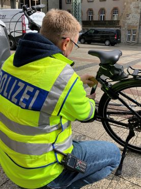 Kollege versieht Fahrrad mit Aufkleber