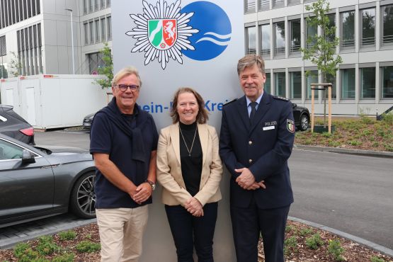 Dieter Gust (Tecklenburg GmbH), Ulrike Heimbüchel (Leiterin Neubauprojekte der Polizei REK), Roland Küpper (Abteilungsleiter Polizei)