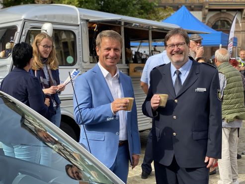 Landrat Michael Stickeln (links) und Polizeidirektor Christian Brenski stellen sich Fragen der Bevölkerung.