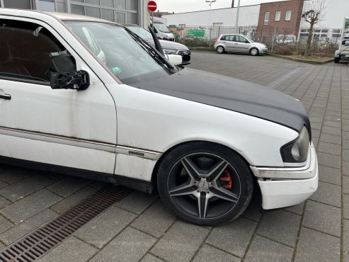 Auf dem Foto ist die vordere rechte Fahrzeugseite zu sehen.