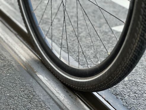 Unfallgefahr: Mit dem Fahrrad auf Gleisen.
