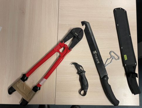 
	messer - Fahrzeugkontrolle deckt mutmaßlichen Lebensmitteldiebstahl auf – Zwei Messer, Machete und Bolzenschneider sichergestellt -
Polizei Nordrhein-Westfalen - 
Wersten