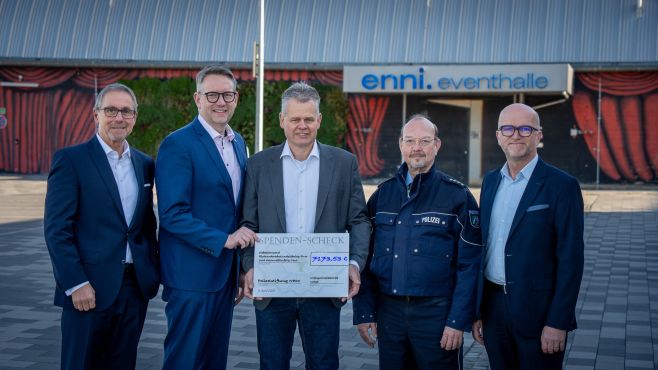 v.l. Guido Lohnmann (Vorstand Volksbank Niederrhein), Landrat Ingo Brohl, Jochen Fier (Vorstand Polizeistiftung NRW), Ulrich Kühn (Abteilungsleiter Polizei) und Lutz Hormes (Vorstand Enni)