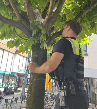 POK Marc Hellkötter mit Vogelküken