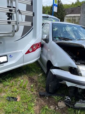 Auto kollidiert mit Wohnmobil und Wohnwagen