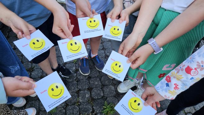 Dankzettel von Kinderhänden gehalten