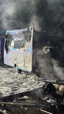 Ein verbrannter Wohnwagen