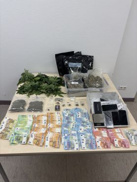 Sichergestelltes Bargeld und sichergestellte Betäubungsmittel