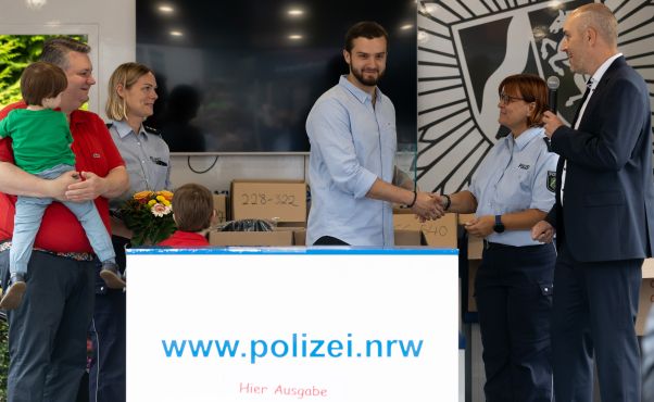 Gemeinsam mit Ordnungsdezernent Simon Nowak (l.), der mit seinen Kindern da war und den Polizistinnen Christina Kleine (l.) und Katja Flanz verlieh Polizeipräsident Tim Frommeyer (r.) den Sicherheitspreis der Ordnungspartner an Erick Bloßfeld Salgar. Foto: Polizei Gelsenkirchen