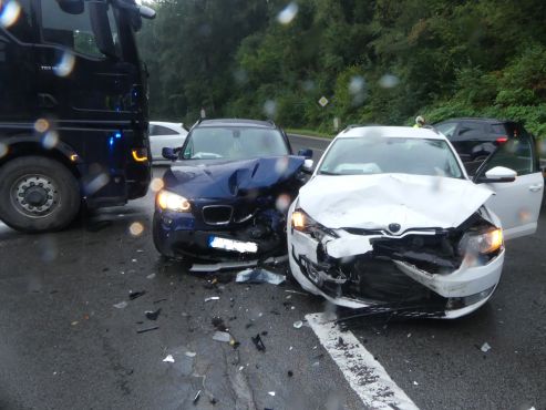 Autos kollidierten beim Abbiegen