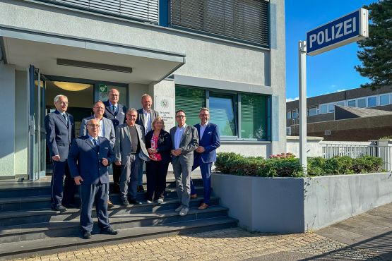 Teilnehmende steht vor der Wache