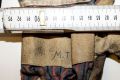 Nahaufnahme Beweismittel Arbeitshandschuh mit Initialen „M.T“ 