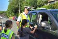 Kinder geben Dankzettel mit Polizist