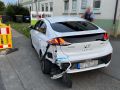 Am Heck beschädigter weißer Hyundai IONIQ