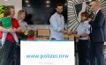 Gemeinsam mit Ordnungsdezernent Simon Nowak (l.), der mit seinen Kindern da war und den Polizistinnen Christina Kleine (l.) und Katja Flanz verlieh Polizeipräsident Tim Frommeyer (r.) den Sicherheitspreis der Ordnungspartner an Erick Bloßfeld Salgar. Foto: Polizei Gelsenkirchen