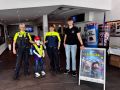 Verkehrssicherheitsberaterinnen, PHKin Wagner und Becker mit einem Mitarbeiter des Kinos