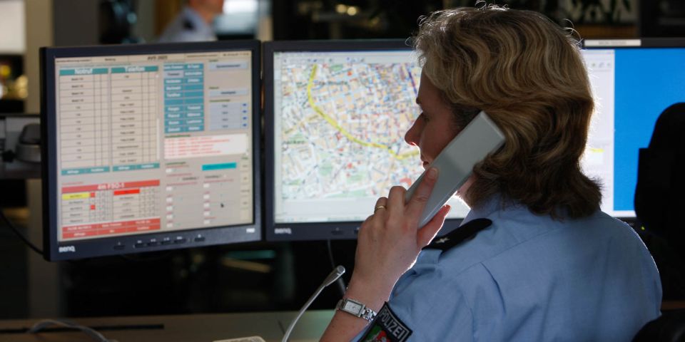 Annahme eines Notrufs auf einer Einsatzleitstelle der Polizei