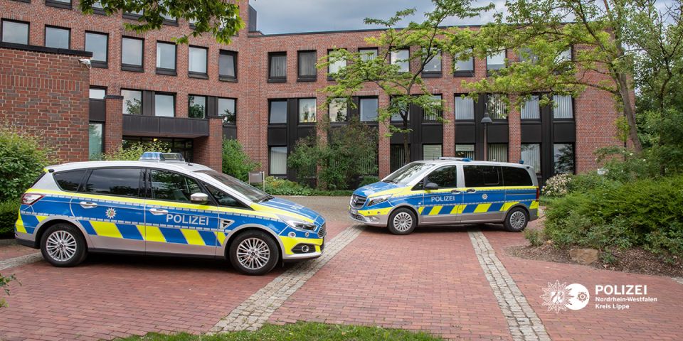Polizeifahrzeuge vor dem Dienstgebäude Detmold