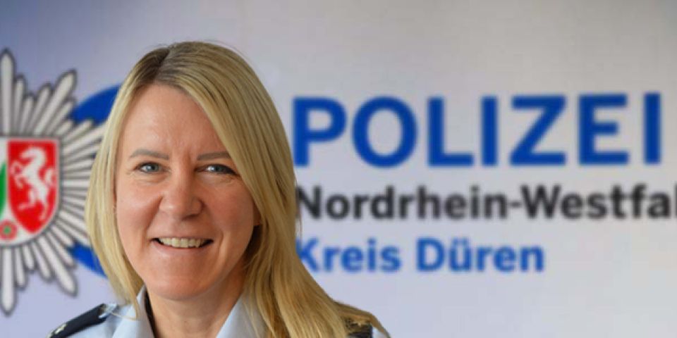 Ellen Gerhold vor Polizei Hintergrund